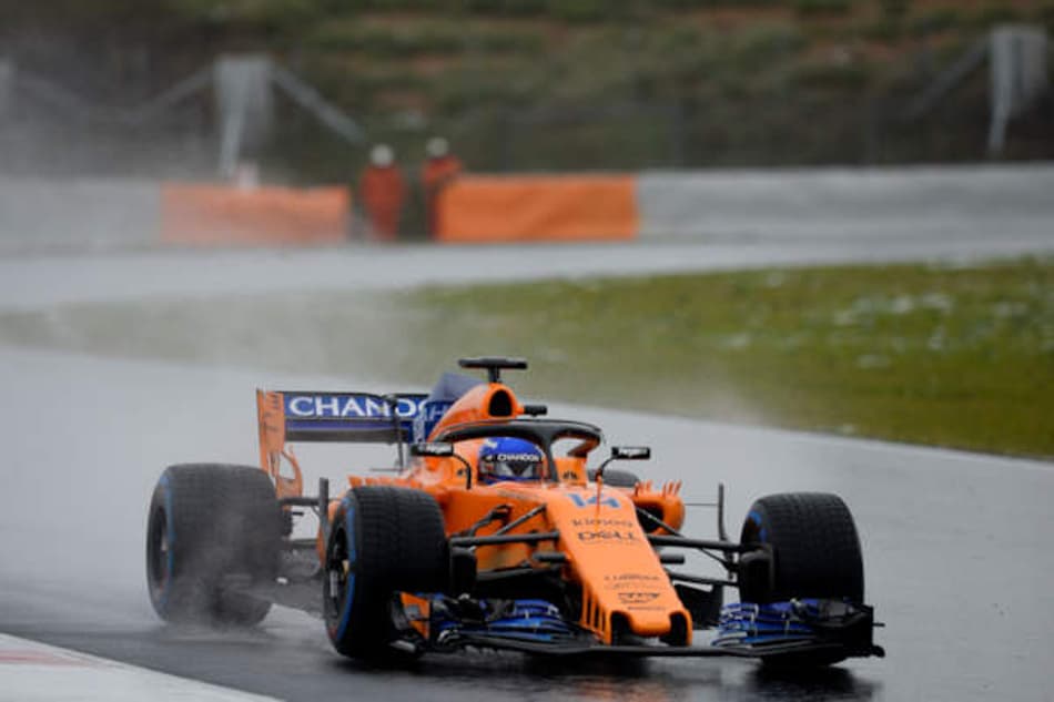 F1: Com chuva e neve, Alonso lidera solitário terceiro dia em Barcelona