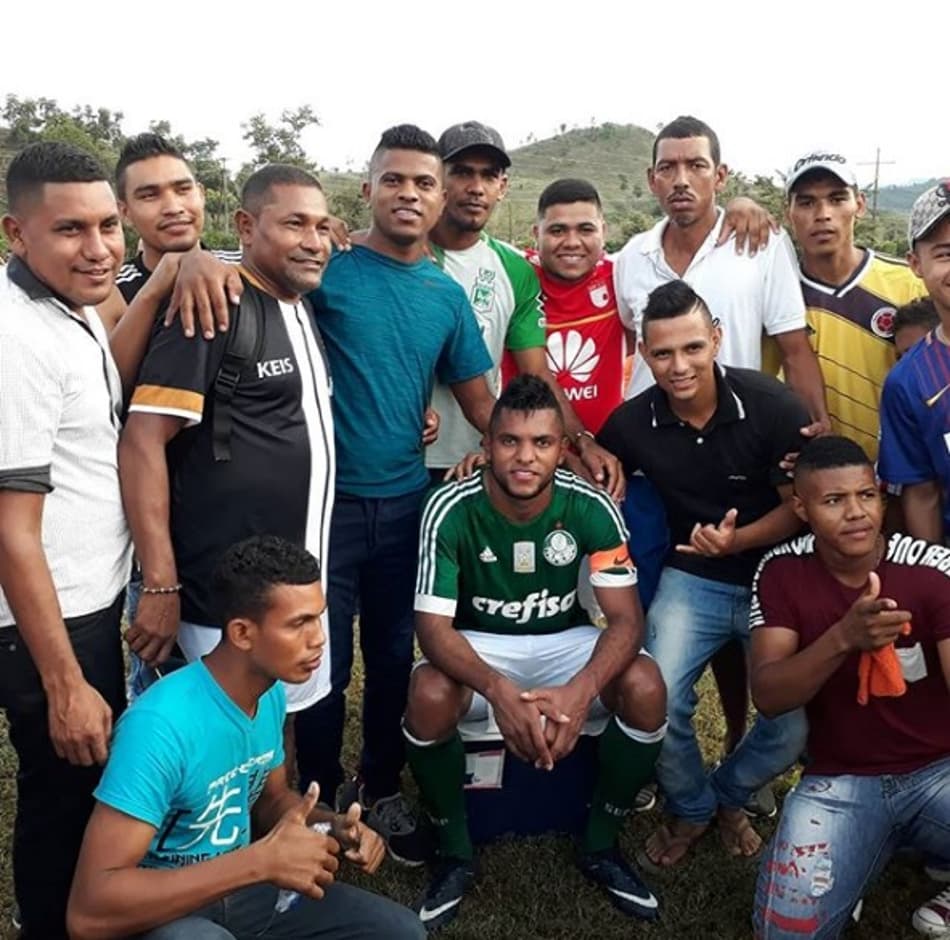 Borja com o irmão Marco (de azul) e amigos em encontro de fim de ano em Tierralta