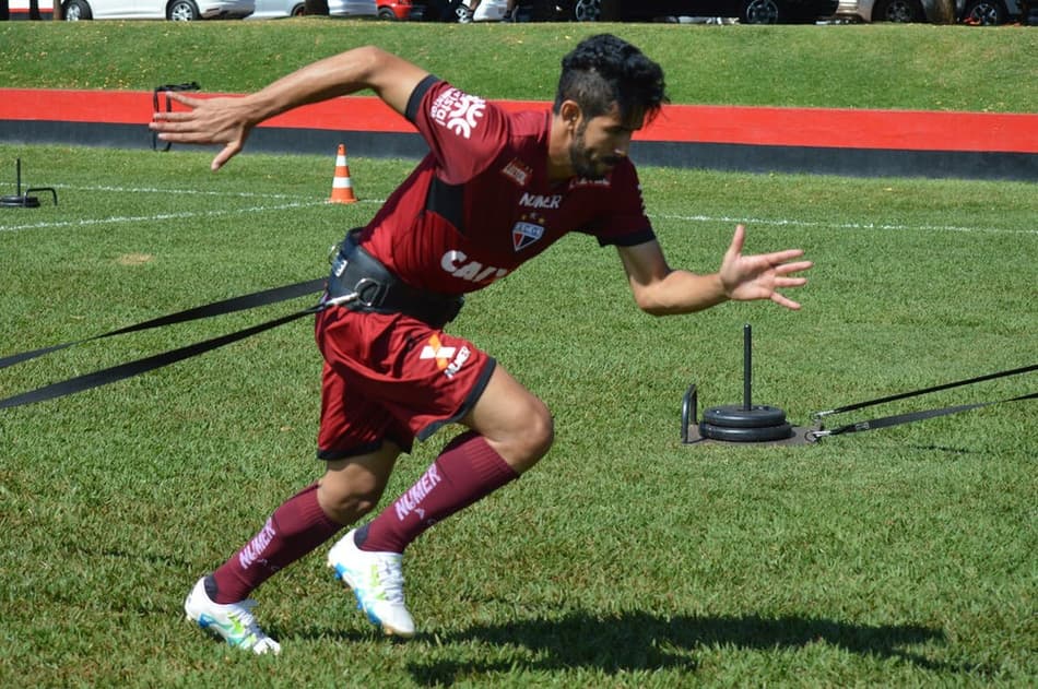 Exame de lateral do Atlético-GO aponta lesão e jogador vira desfalque