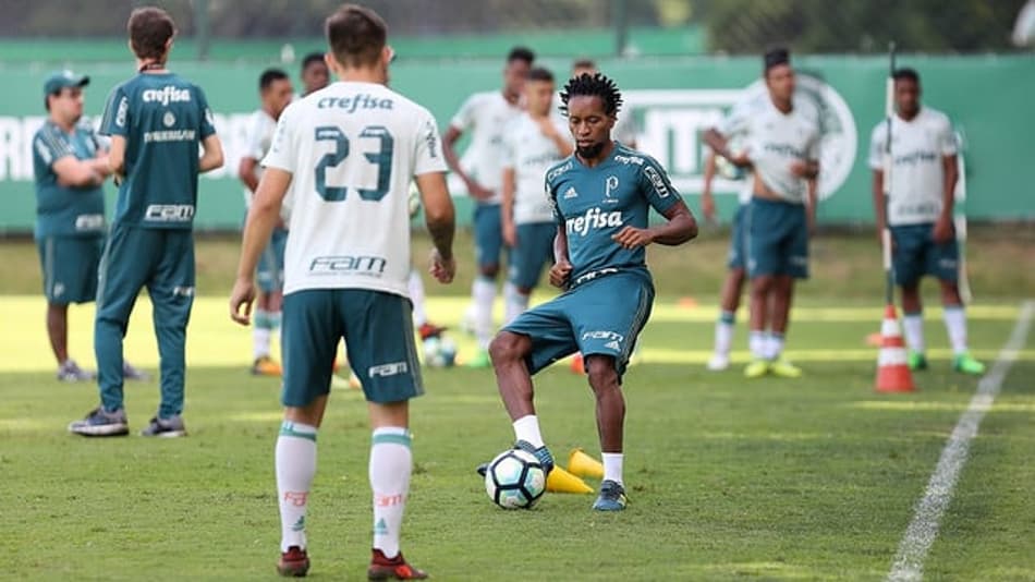 Zé Roberto volta ao campo e reforça treino do sub-20 no Palmeiras