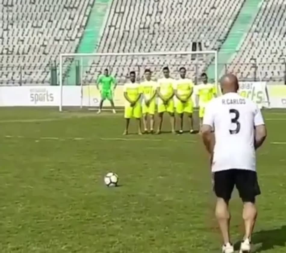 Roberto Carlos posta vídeo treinando finalizações e chama a atenção pelo aproveitamento; Confira