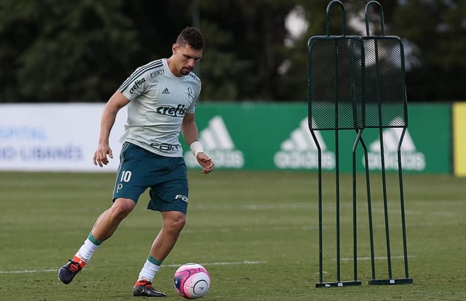 Moisés deve voltar a jogar nesta segunda-feira. O mais provável é que inicie no banco e entre no segundo tempo
