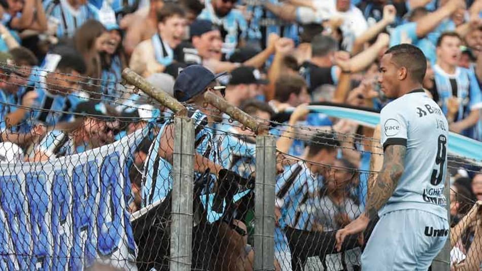 Falha de goleiro abre caminho e Grêmio vence clássico contra o Juventude