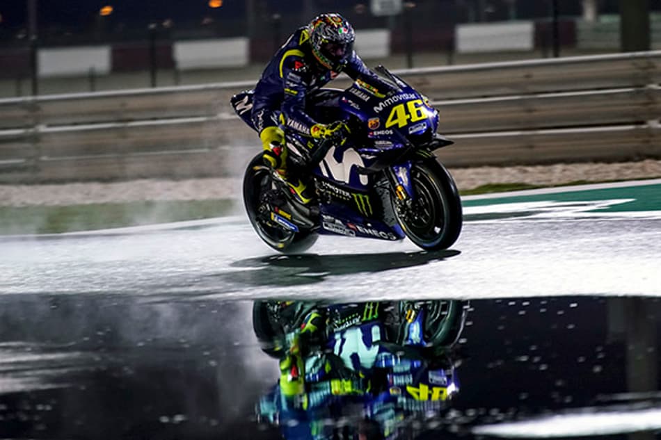 Pilotos da MotoGP realizam teste em pista molhada na noite do Qatar