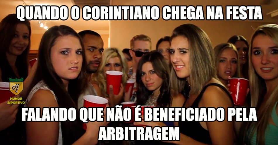 Erro da arbitragem a favor do Corinthians rende memes na web