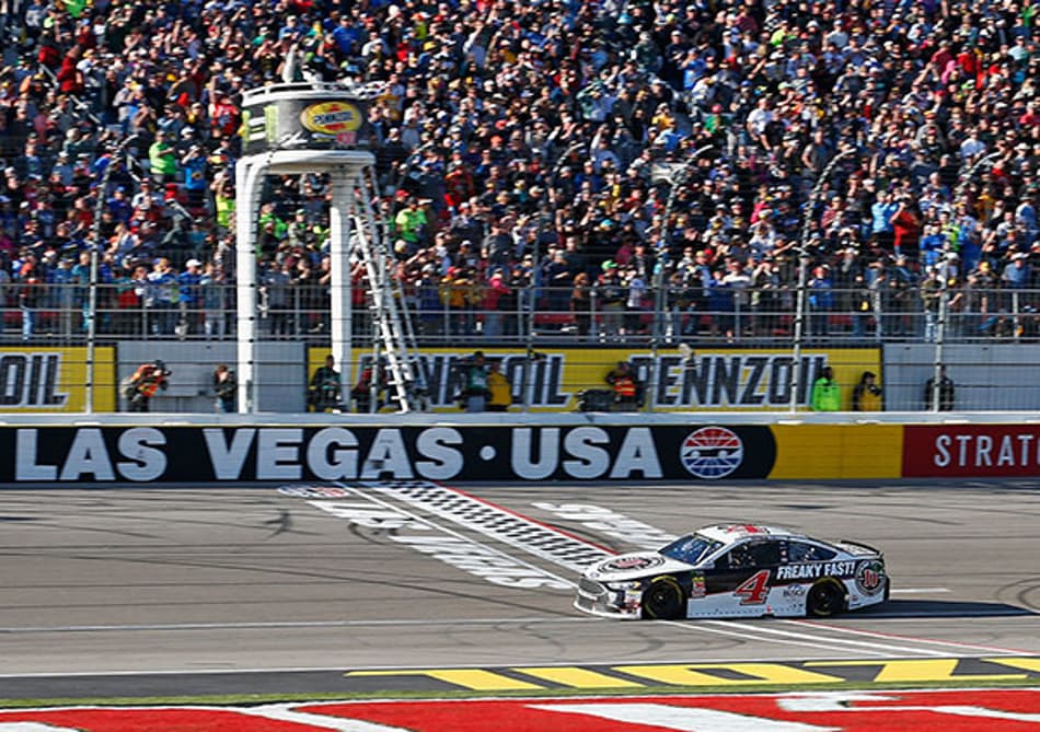 Soberano, Kevin Harvick vence no oval de Las Vegas