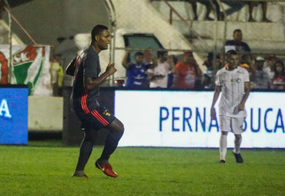 Lançado por Nelsinho Baptista, jovem espera nova chance em clássico