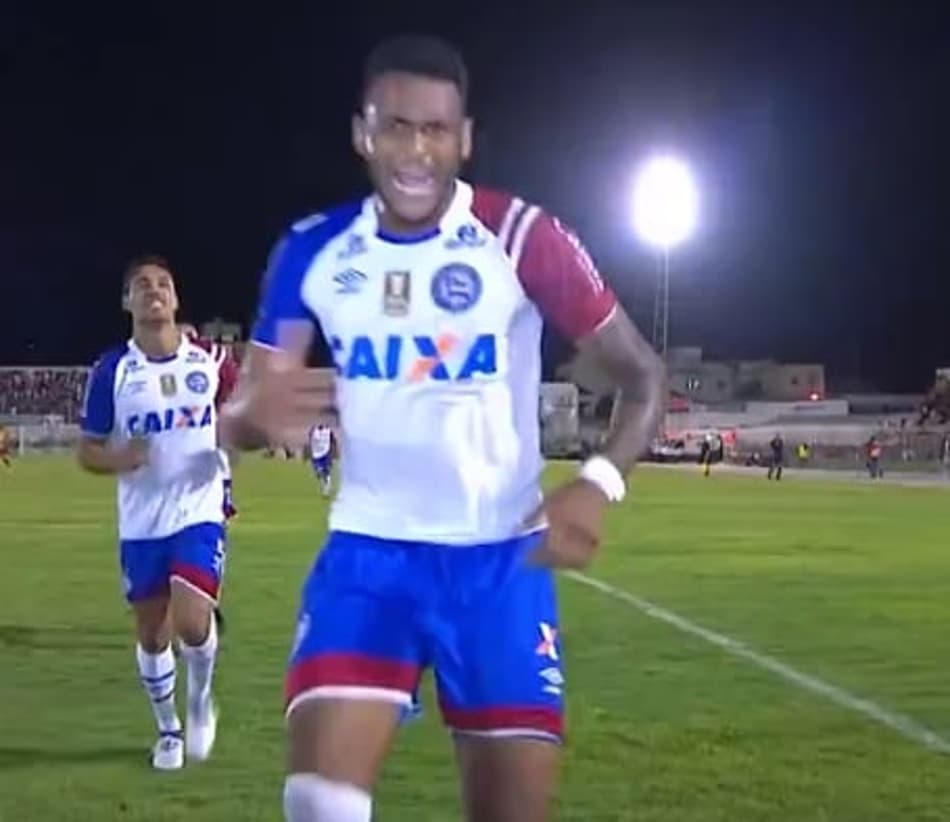 Atacante do Bahia rebate criticas sobre equipe: "Convencer torcedor é chato"