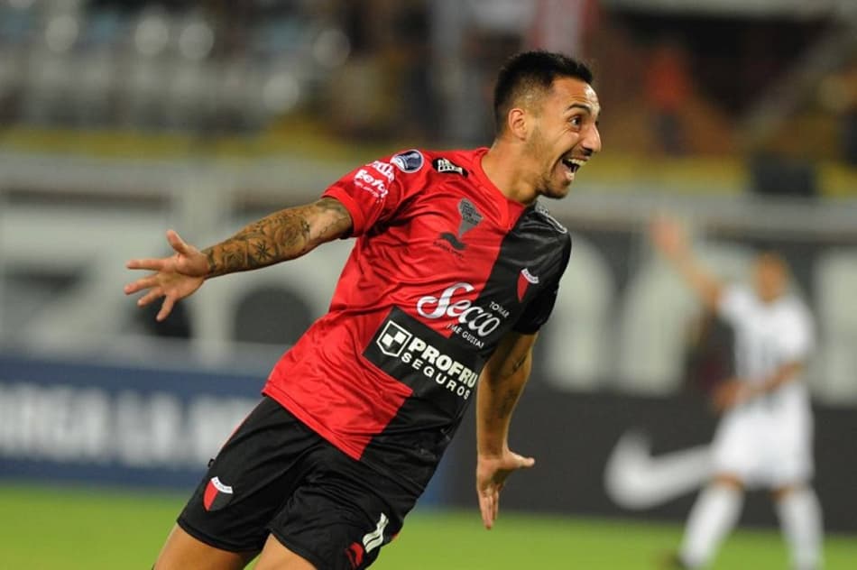 Colón, em situação confortável, recebe o desesperado Zamora