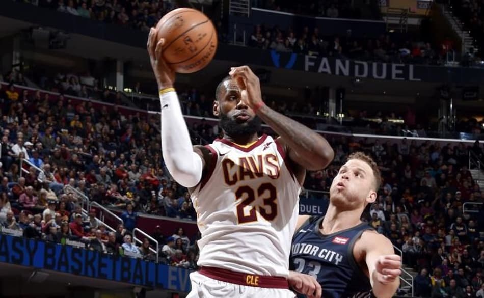 LeBron domina e Cavs vence Pistons em casa