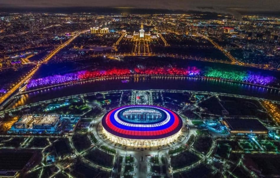 A previsão do Comitê Organizador Local (COL) para entrega dos estádios era até dezembro de 2017, mas apenas seis dos doze que sediarão jogos da Copa do Mundo tiveram suas obras concluídas, são eles: Arena de Kazan, Arena de São Petersburgo, Luzhniki, em Moscou, Estádio de Rostov, Estádio do Spartak, na capital Moscou, e Estádio Olímpico de Sochi, sendo que os dois últimos estão prontos desde 2014. A 100 dias da estreia da Copa do Mundo, as arenas de Ecaterimburgo, Kaliningrado, Nizhny Novgorod, Volgogrado, Saransk e Samara ainda estão pendentes. Mesmo com os atrasos na entrega das obras, os estádios inscritos têm eventos-teste marcados entre os dias 1º e 28 de abril e, como aponta o chefe de eventos e competições da Fifa, Colin Smith, todos serão avaliados pelo menos três vezes antes do Mundial. Confira o andamento das obras dos palcos da Copa do Mundo 2018!