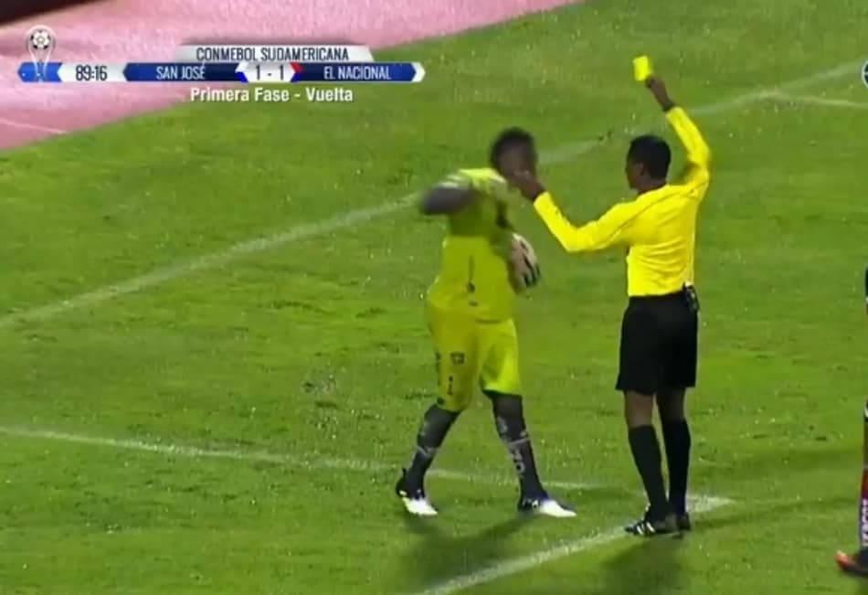 Goleiro finge ser agredido pelo árbitro em jogo da Sul-America; Confira