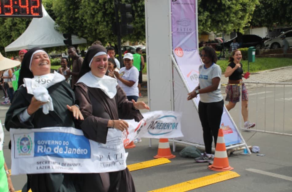 Corrida de São José reúne padres e freiras competindo em Itaperuna