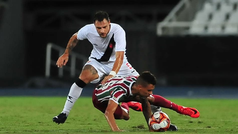 O técnico Zé Ricardo ousou a escalar um esquema com três zagueiros no clássico contra o Fluminense. O foco era dar liberdade aos laterais e reforçar a defesa nas bolas aéreas. De certa forma, funcionou. Mas o ataque pouco produziu e o jogo não saiu do zero a zero. Confira as notas do Vasco nas avaliações do L! - (Notas por João Mércio Gomes - jmercio@lancenet.com.br)