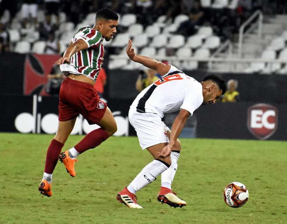 De volta após mais de um mês, Douglas é elogiado por Abel Braga