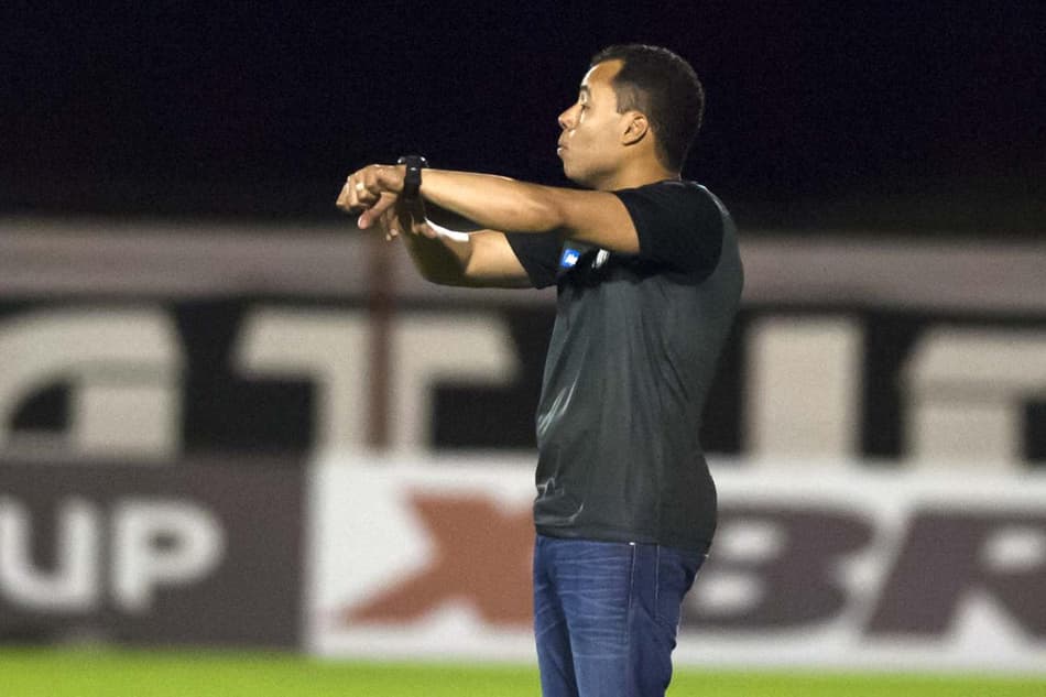 Com uma semana para treinar, Jair esbarra em desfalques no Santos