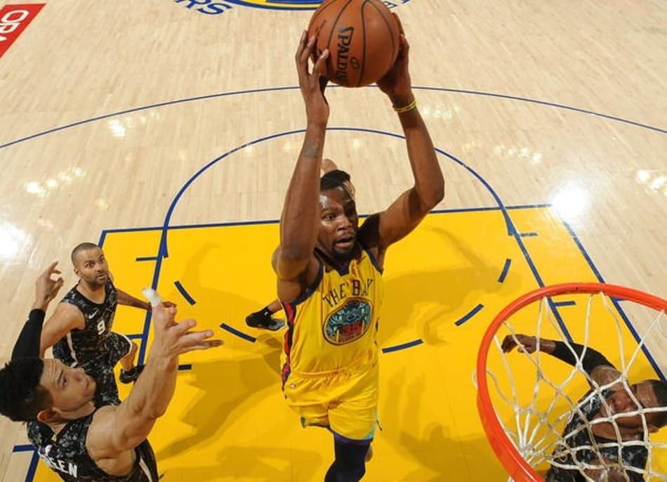 Warriors sofre, vence Spurs, mas Curry se machuca