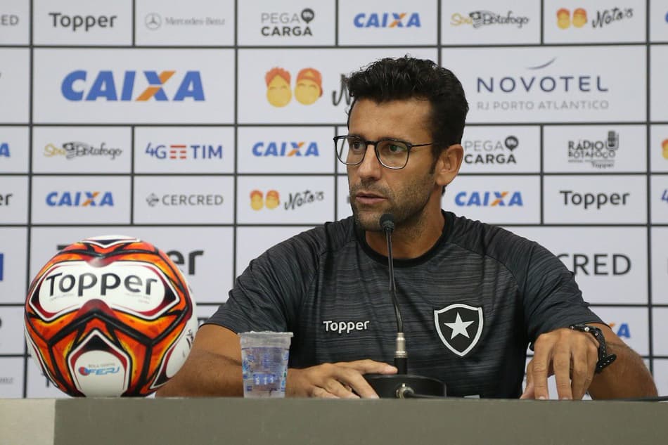 Valentim alerta para jogo decisivo no domingo e anima: 'Estamos fechados'