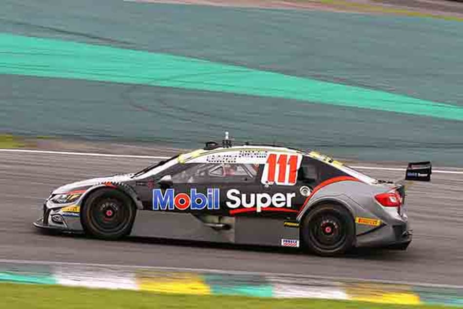 Em segundo, Barrichello comemora "nova chance" e se emociona no pódio