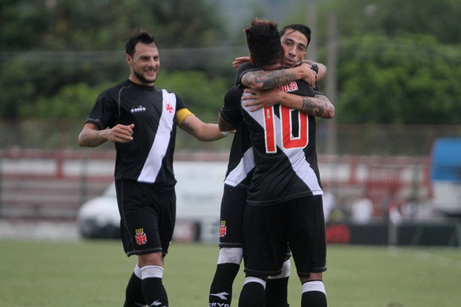 Bola longa, 4-1-4-1 e Desábato organizador: a vitória do Vasco