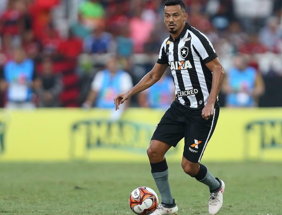 Confira a seguir a galeria especial do LANCE! com imagens de Rodrigo Lindoso com a camisa do Botafogo