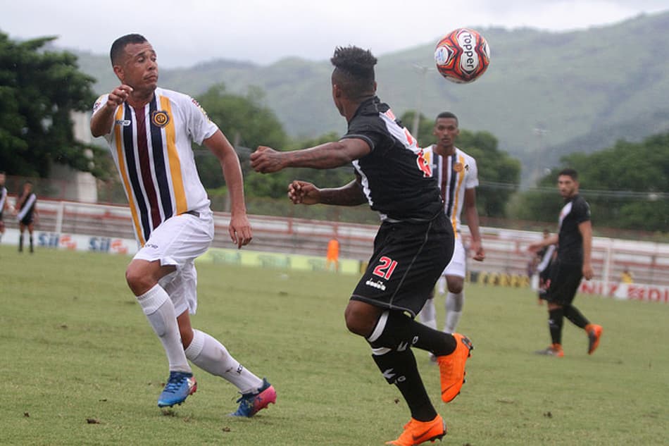Paulo Vitor tentou uma lambreta na partida contra o Madureira