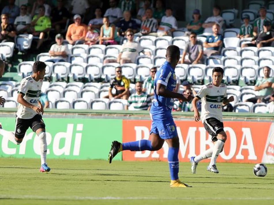 Com time reserva, Coritiba perde em casa para o Foz do Iguaçu