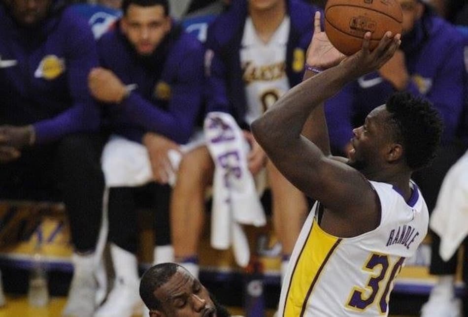 Julius Randle brilha e Lakers derruba Cavs