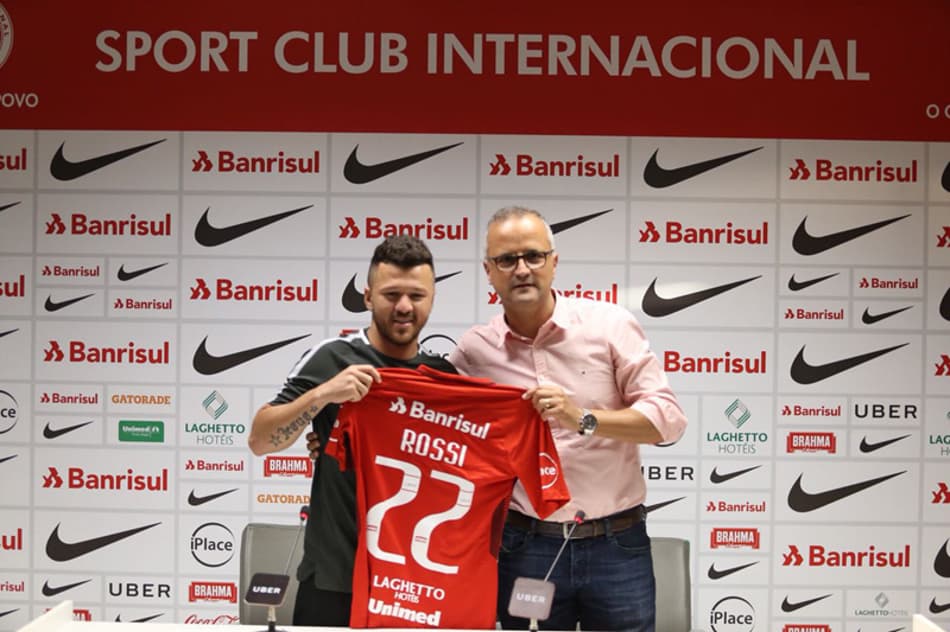 Inter apresenta atacante Rossi: "Meu sonho era vestir a camisa de um grande time"