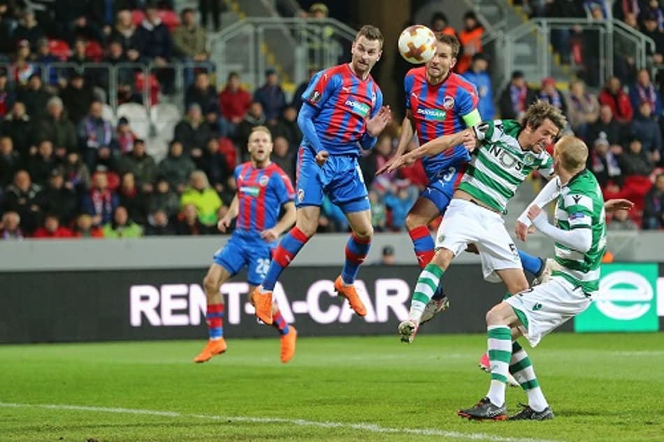 Sporting perde pênalti, mas marca na prorrogação e avança na Liga Europa