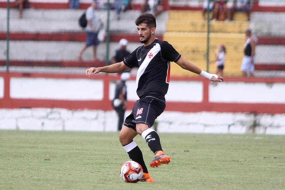 Vasco assina renovação de zagueiro até 2020: ‘Darei o meu melhor’