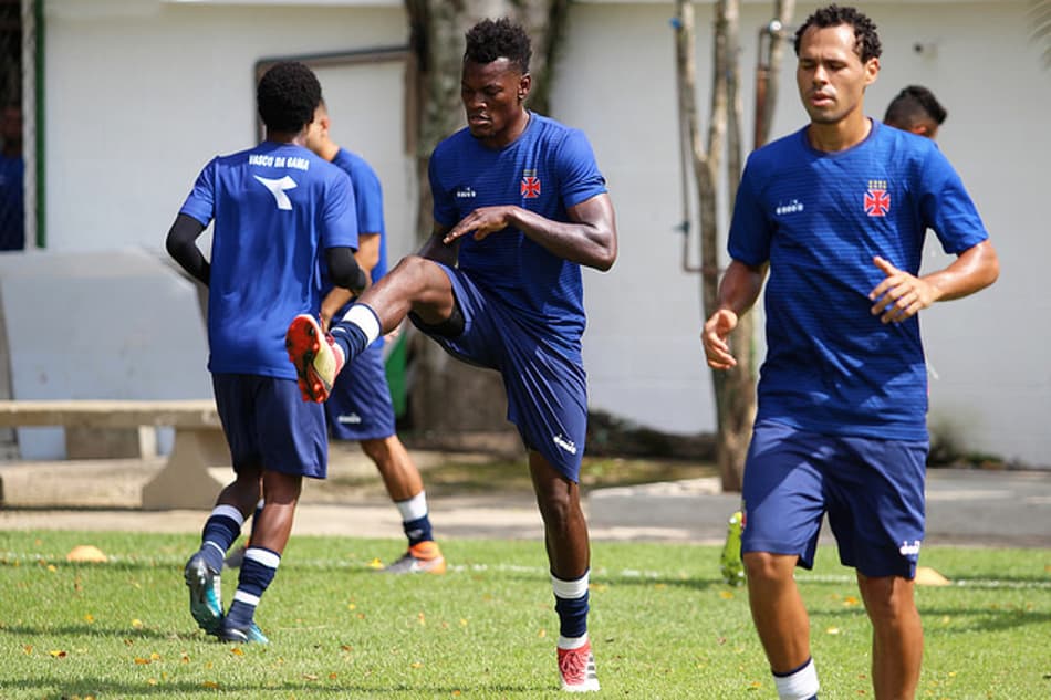 Reforço é regularizado e está à disposição de Zé Ricardo no clássico