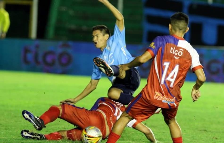 Com um minuto em campo, atleta sofre dupla fratura na Bolívia