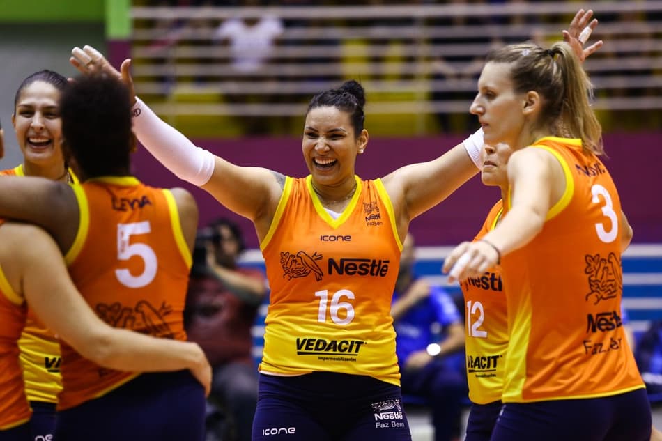 Vôlei Nestlé vence o Praia Clube e empata série semifinal da Superliga