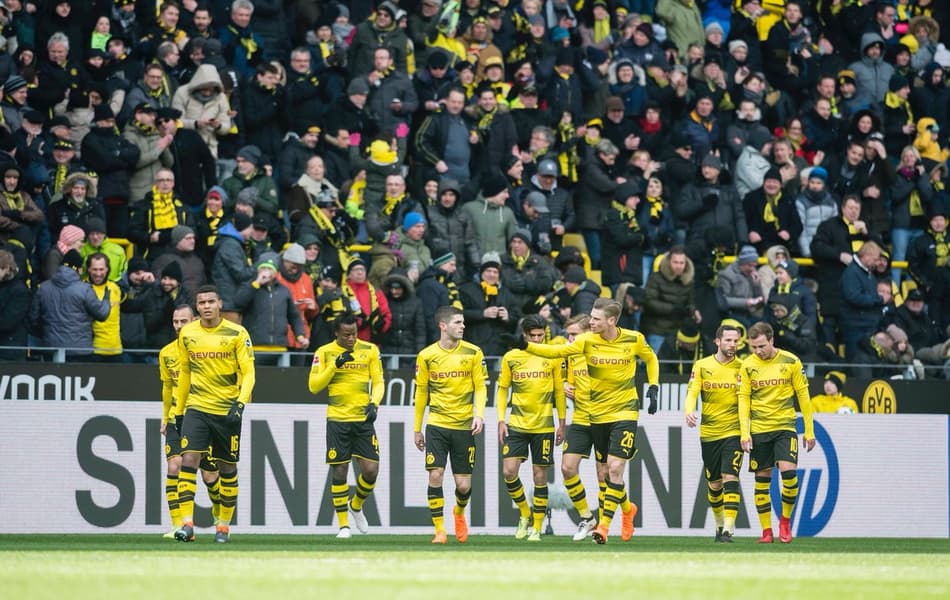 Dortmund vence, encosta no Schalke 04 e aquece briga pela vice-liderança