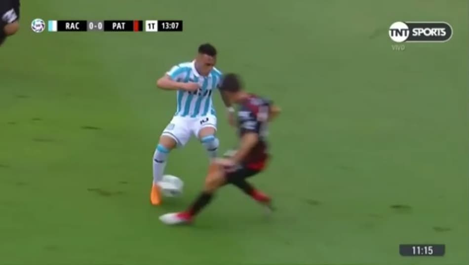 Estrela do Racing aplica caneta desconcertante no adversário; Confira