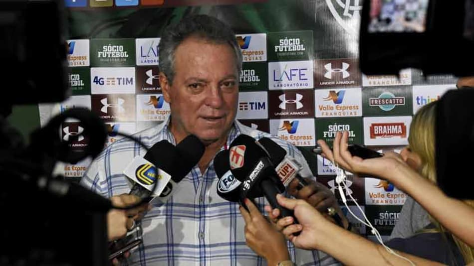 Douglas e Airton são elogiados por Abel, que admite surpresa com Pablo