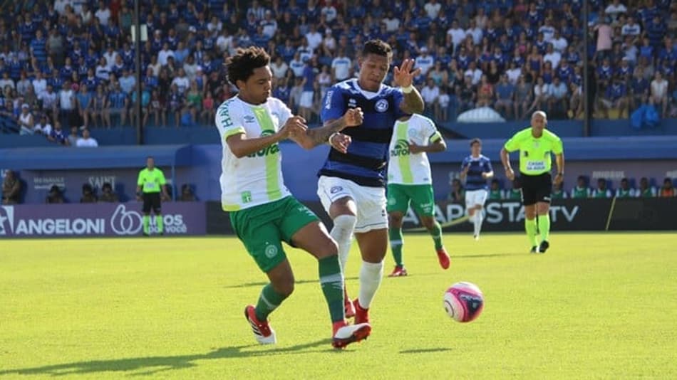 Chapecoense vence Tubarão e se mantém na liderança do Catarinense