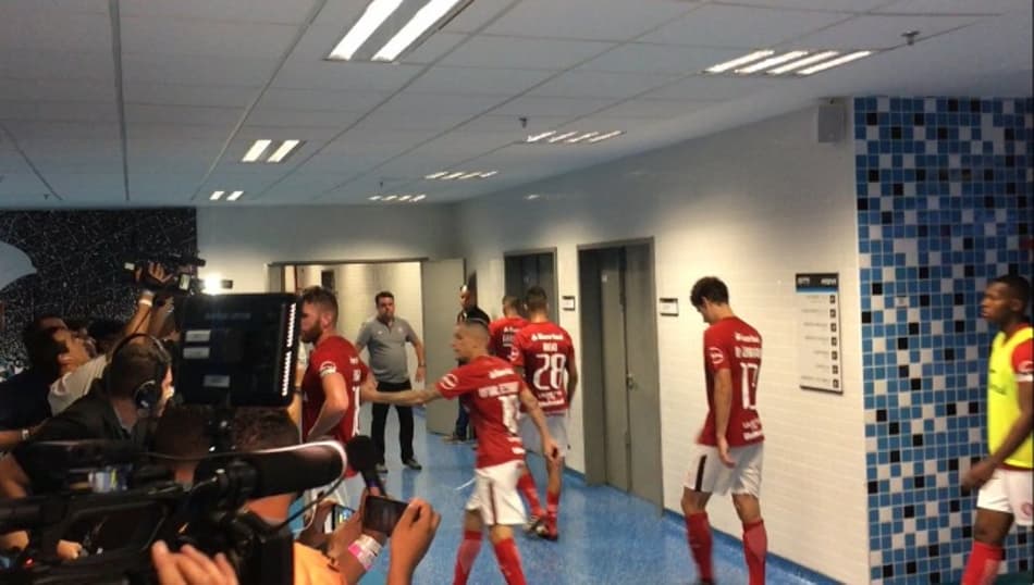 D'Ale impede que companheiro converse com a imprensa após derrota no Gre-Nal