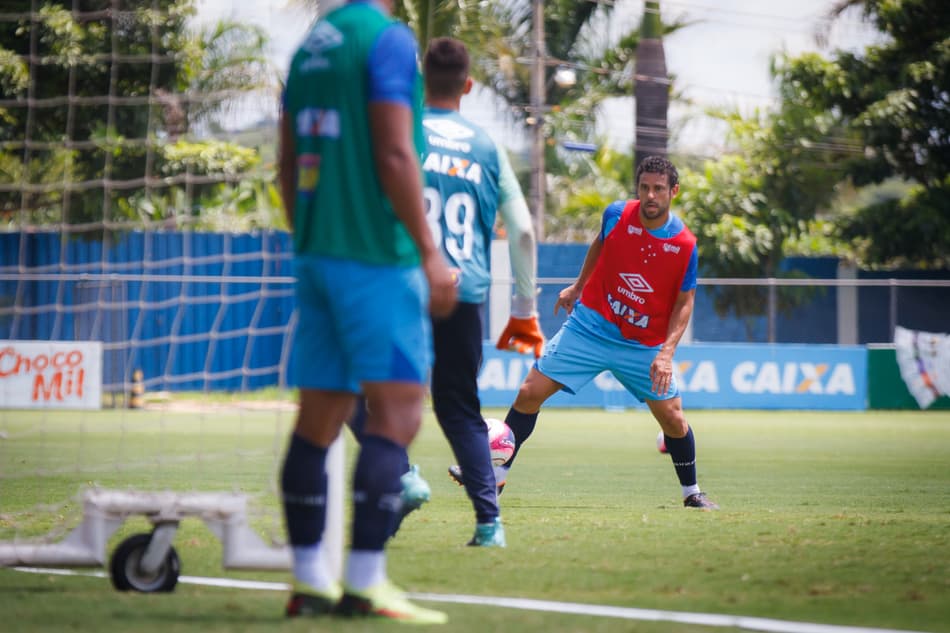 Fred treina com bola e Raniel faz tratamento no joelho esquerdo