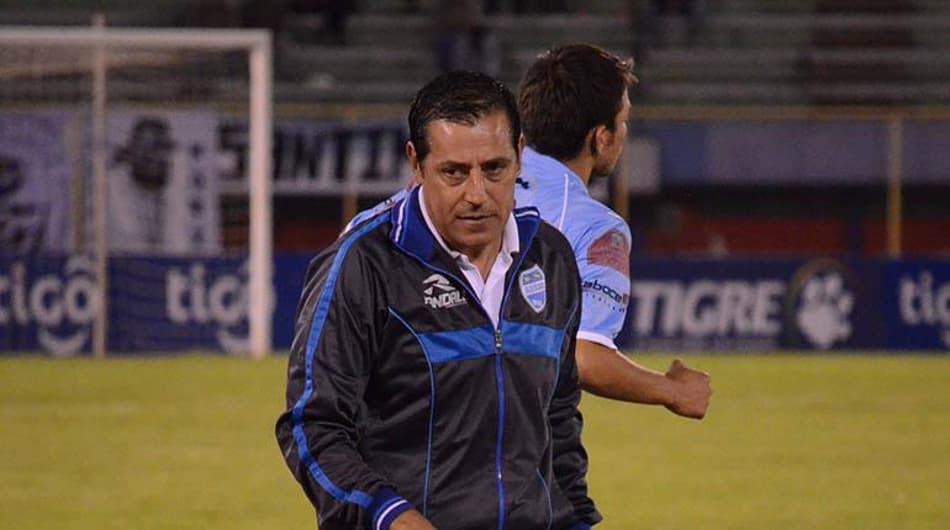 Técnico do Aurora afirma que seguirá à frente do clube