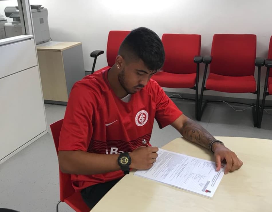 Internacional acerta com volante revelado pelo Santos