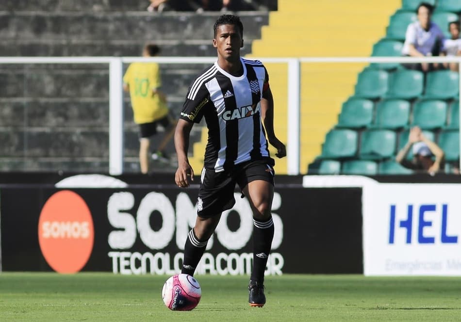 Contente por voltar de lesão, Abuda foca no jogo que pode garantir final