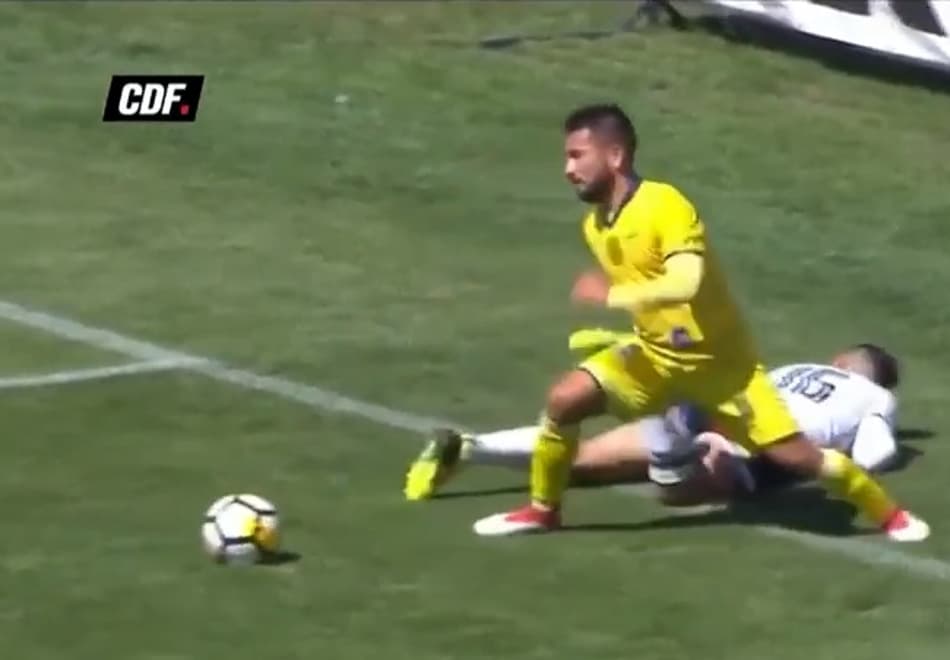 Árbitro marca pênalti bizarro em jogo do campeonato chileno; Confira