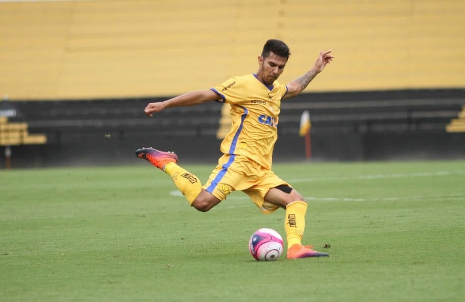 Quatro jogadores do Criciúma treinam separado do elenco