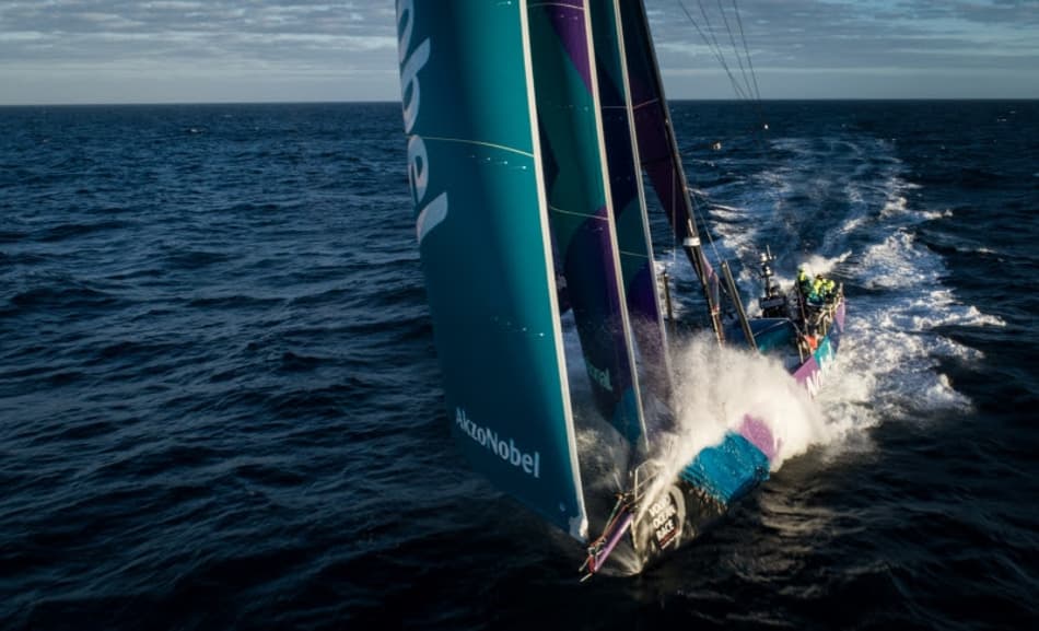 Barco de Martine Grael assume a ponta em percurso rumo ao Brasil