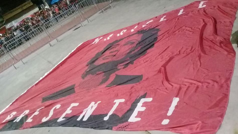 Torcidas de Flamengo e Fluminense homenageiam Marielle Franco no Nilton Santos