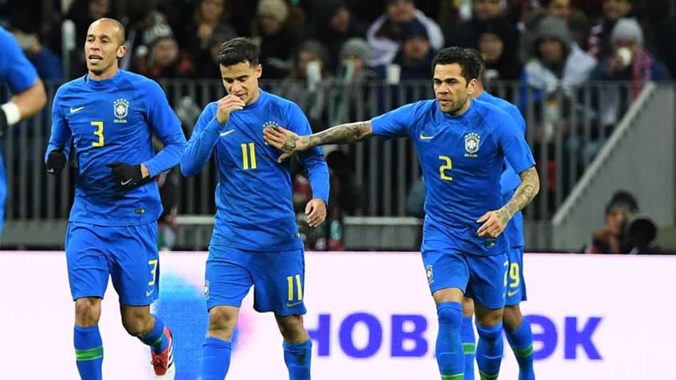 Números da Bola: Daniel Alves se isola como o 4º jogador com mais partidas pela Seleção Brasileira