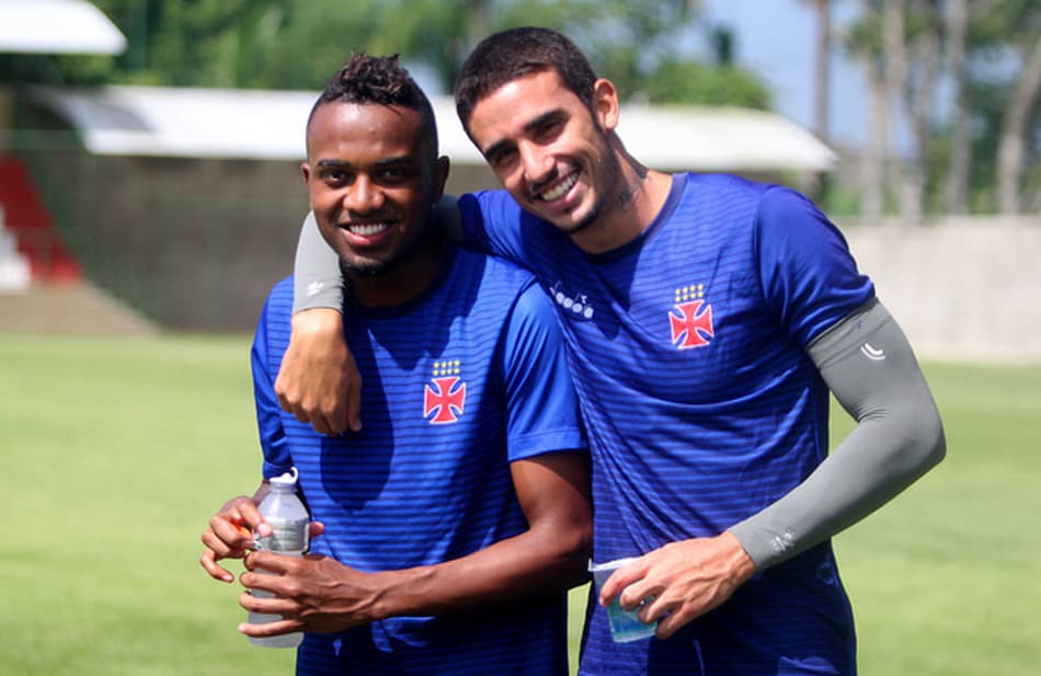 Kelvin voltou aos treinos com o grupo do Vasco, ao lado de Thiago Galhardo