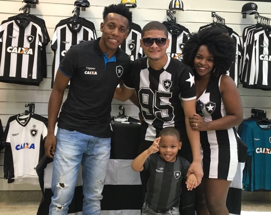 No colo da galera! Moisés participa de sessões de fotos no Nilton Santos